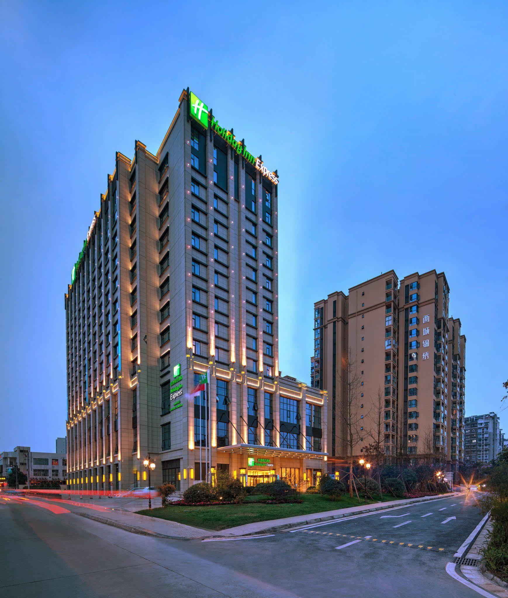 Holiday Inn Express Chengdu Huanhuaxi By Ihg-Near Jinsha Site Musem,Near Wuhou Temple Museum,Welcome Drinks,Free Gym,Free Self-Service Laundry Dış mekan fotoğraf